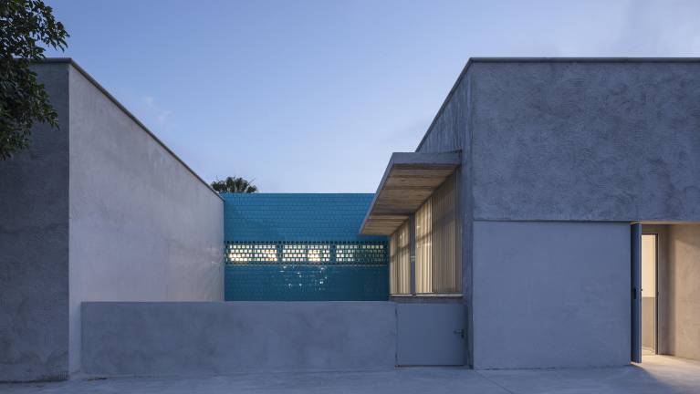 La cerámica color turquesa de Fabresa es la identidad de un centro educativo en Almería