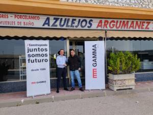 En la foto, Manuel López, director de Área de Grup Gamma, y Juan Argumánez, gerente de Azulejos Argumánez.
