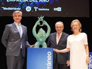 Ricardo Aparici, propietario de STN, con el presidente y la vicepresidenta de Prensa Ibérica, Javier Moll y Arantza Sarasola.