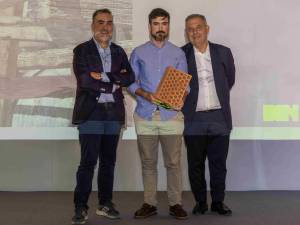 Alfonso Atienza, de Living Ceramics, Oscar Cruz, de Cruz Atelier; y Vicente Pons, director de Hábitat València.
