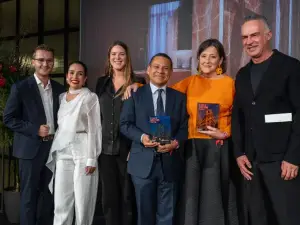 Los ganadores del Premio al Mejor Proyecto 2026: el equipo de ILV* Isabel López Vilalta y de la firma Kaldewei. La distinción fue entregada por Ramón Esteve.