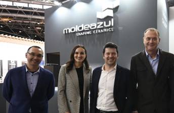 Parte del equipo de Molde Azul en Cevisama 2023.
