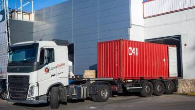 Camión de cinco ejes para poder transportar 44 toneladas de carga, en un almacén de Valencia.