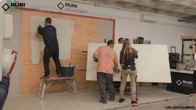 Vídeo | Formación sobre grandes formatos en la Rubi Academy con la colaboración de Fila, Grupo Puma, Neolith y Schlüter-Systems