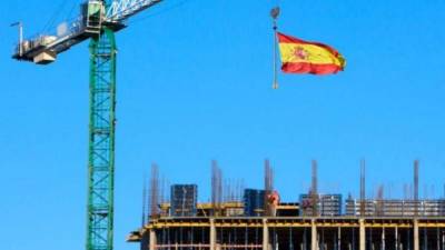 ¿Por qué suele colocarse una bandera de España en la parte más alta de una obra?