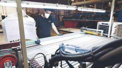 Trabajador de una empresa cerámica de la provincia, en una línea de producción de pequeño formato.