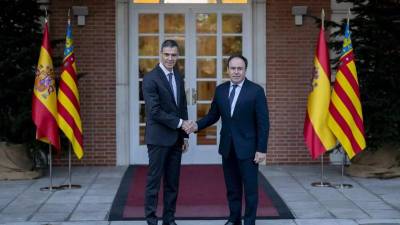 El presidente del Gobierno, Pedro Sánchez, estrecha la mano con el presidente de la Generalitat Valenciana, Juanfran Pérez Llorca / EP
