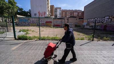 Un solar de la Gran Via de Barcelona donde se construirán pisos sociales.