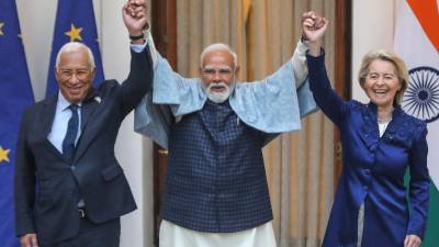 La presidenta de la Comisión Europea, Ursula von der Leyen (d), y el presidente del Consejo Europeo, Antonio Luis Santos da Costa (i), posan con el primer ministro indio, Narendra Modi (c).
