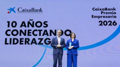 Gonzalo Gortázar, consejero delegado de CaixaBank, entrega el Premio Empresaria 2026 a Myriam Gimeno, consejera delegada de Nealis.