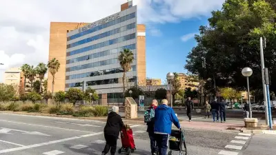 Una perspectiva desde los accesos al edificio Hispania de oficinas en Alicante.