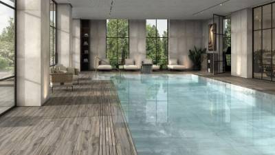 Spa con piscina desbordante usando la nueva rejilla 24,5x66,5 cm y el borde desbordante de la serie ‘Lizana’. Las paredes están revestidas de ‘Cosmos Venus’, otra de las novedades de Exagres.