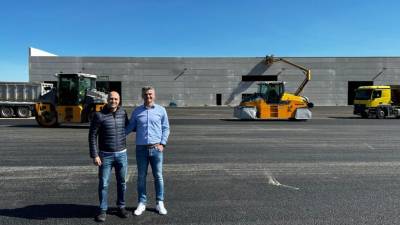 Francisco Portalés y Raúl Muñoz, en las instalaciones del Ibricks Center en Onda (Castellón).