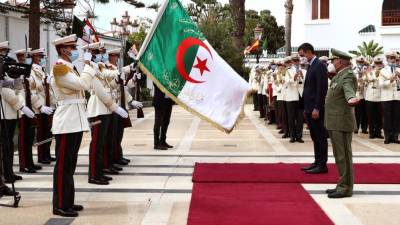 El presidente del Gobierno, Pedro Sánchez, momentos antes de mantener un encuentro con el primer ministro de Argelia, Abdelaziz Djerad, en octubre de 2020.