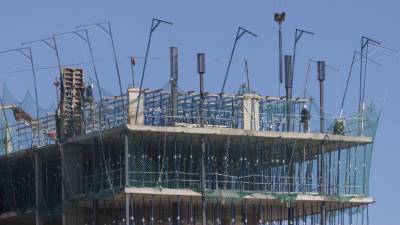 Obreros en un edificio en construcción en València.