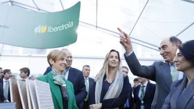 Anna Colonques, directora financiera de Porcelanosa, junto al presidente de Iberdrola, Ignacio Galán.
