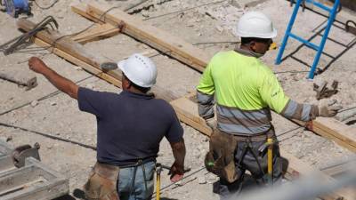 Dos obreros durante la construcción de una obra, en mayo, en Madrid.