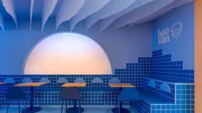 El diseño interior del restaurante, situado en la calle Pintor Salvador Abril 22 de València, es «capaz de transportar a los comensales a través de los colores y la iluminación a un viaje a la playa».
