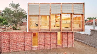 En la edición anterior, se presentaron 53 trabajos. El proyecto ganador fue Casa sobre un zócalo de ladrillo, del estudio Ágora Arquitectura, una vivienda situada en Sant Vicenç dels Horts (Barcelona),