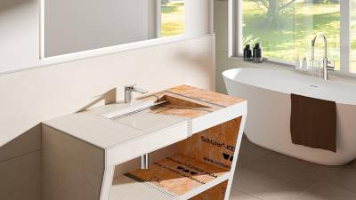 Con una nueva variante, el set completo Kerdi-Board-W se puede combinar ahora también con griferías de pie.