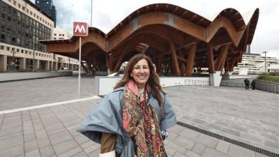 La rquitecta Benedetta Tagliabue en la nueva estación Centro Direzionale de Nápoles.