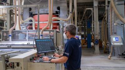 Interior de una fábrica productora de baldosas cerámicas.