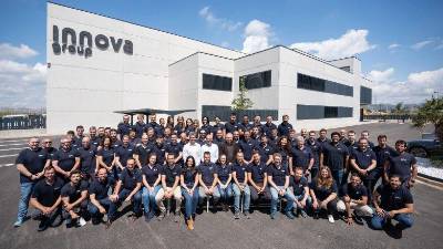 El equipo de Innova Group en la nueva sede en Almassora.