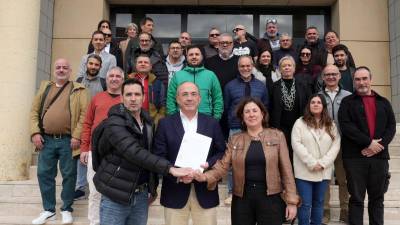 Patronal y sindicatos tras la firma del convenio para la industria cerámica en la sede de Ascer en Castelló.
