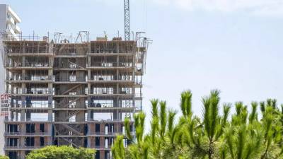Imagen de archivo de una promoción en construcción en Esplugues de Llobregat.