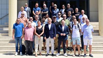 Ascer y los representates sindicales tras la firma del octavo convenio colectivo del sector cerámico.