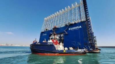 Dique flotante ‘Kugira’, tras su llegada al puerto de València, donde comenzará a operar en breve.