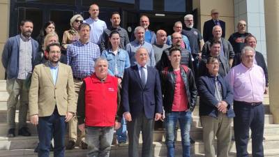Imagen tras la firma de sindicatos y patronal tras la firma en Castelló del séptimo Convenio Colectivo para la Industria de Fabricación de Azulejos y Baldosas Cerámicas de la Comunidad Valenciana.