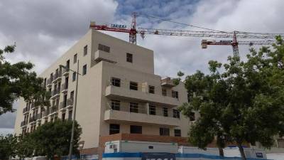 Edificio de viviendas en construcción.