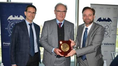 Vicente Ramos, director general de Raminatrans Castellón (izquierda), con Vicente Nomdedeu, presidente de Ascer, y el presidente de Propeller Club, Alfredo Soler.