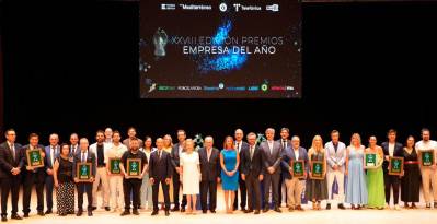 Los ganadores de los premios con las autoridades presentes en la gala.