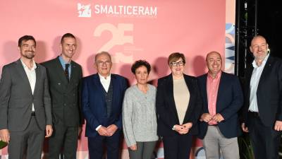 La dirección de Smalticeram, junto con la subdelegada del Gobierno en Castellón, Antonia García Valls; y de la alcaldesa de Onda, Carmina Ballester.