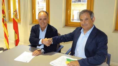 El alcalde de Alcorisa y el consejero de Porcelanosa José Meseguer, en la firma del acuerdo en el pasado julio.