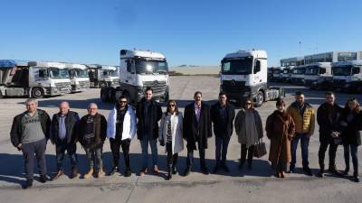 Parte del equipo de Horbagon, con Gregorio y Antonio González al frente, en el aparcamiento para vehículos de la firma de más de 20.000 metros cuadrados en la Ciudad del Transporte de Castelló.
