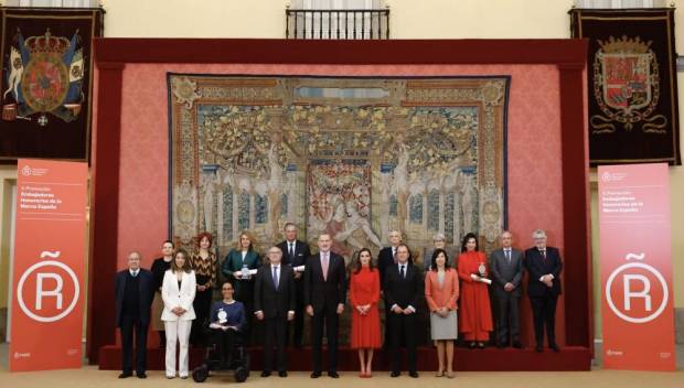 $!Foto de familia de los embajadores y las autoridades. Imagen: Casa de S.M. el Rey