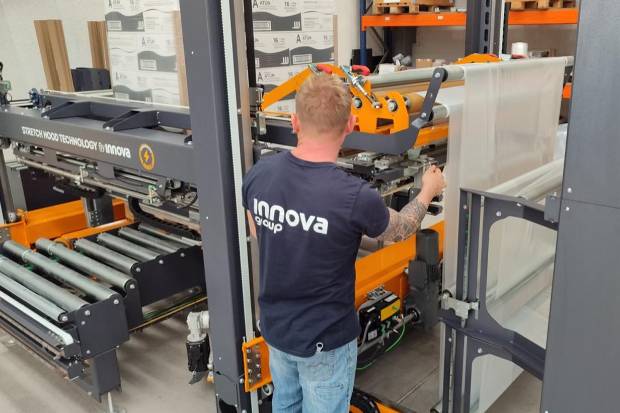 $!Un operario ante la Stretch Hood Techmax, de Innova Group.