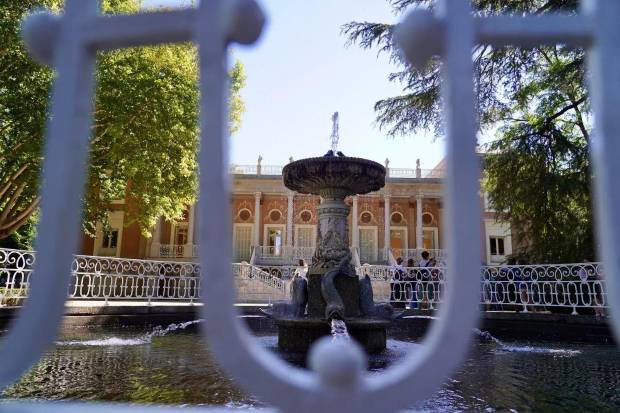 $!La fachada del palacio vista desde la Fuente de los Delfines del Parque del Capricho. / AYUNTAMIENTO DE MADRID