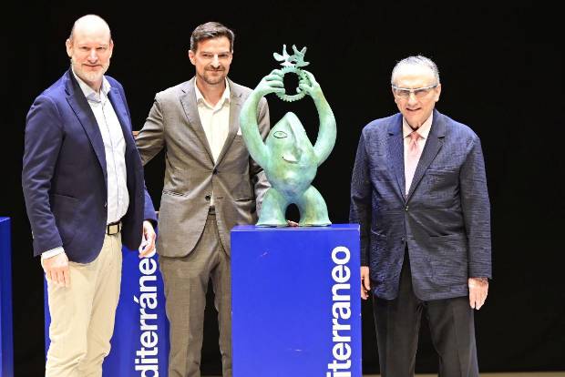 $!Javier Moll, presidente de Prensa Ibérica, con Fernando Tomás, director general de Smalticeram España y David Moreno, director financiero de la firma.