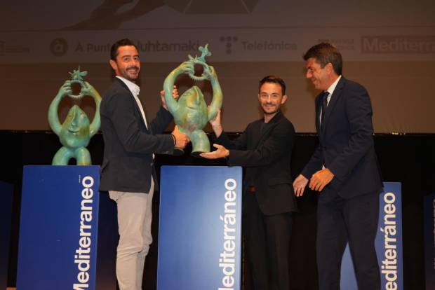 $!Daniel Sánchez y Andreas Manero, de Neolith, firma ganadora de Empresa del Año 2022, con el ‘president’ Carlos Mazón en la última gala de los premios.