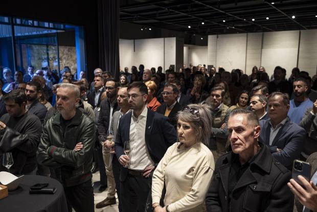 $!Parte de los asistentes del estreno de la instalación de Geotiles.