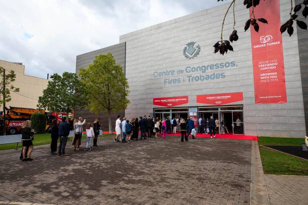 $!850 invitados arroparon al equipo de profesionales de Grúas Tomás.