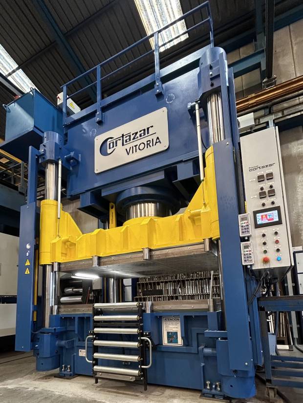 $!Molde Azul incorpora una nueva prensa hidráulica de gran formato para ampliar su capacidad productiva