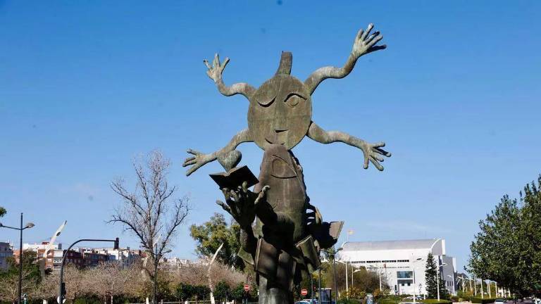 El viento rompe la gran estatua del castellonense Ripollés instalada en el Paseo de la Alameda de València