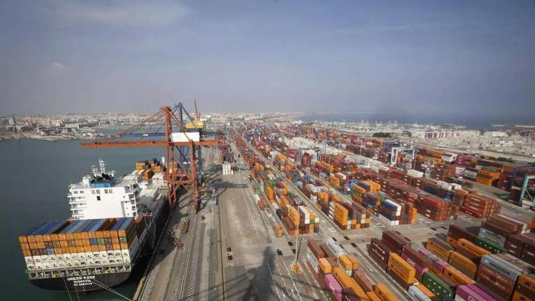 Europa refuerza puertos, navieras y astilleros ante la competencia de China