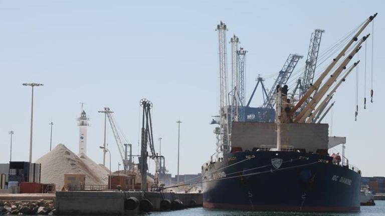 El empuje del azulejo lleva al puerto de Castellón a batir récords