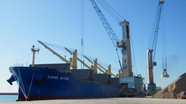 El puerto de Castellón recibe el barco más grande cargado de arcilla